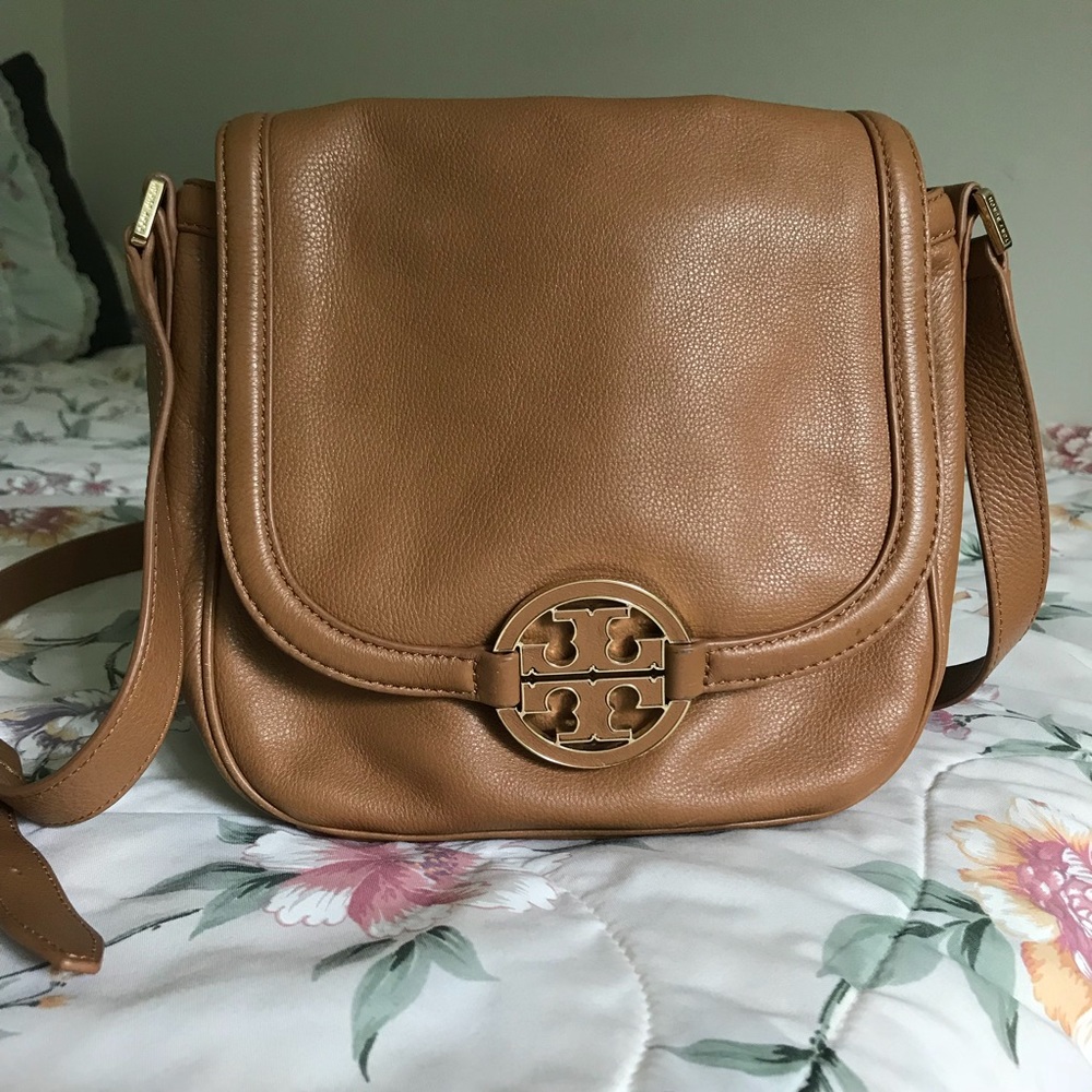 Amanda round crossbody